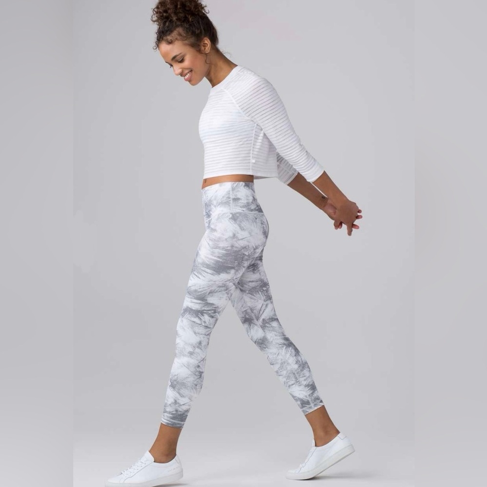 Lululemon Wunder Under Hi-Rise 7/8 Tight. Breeze By White Light Cast. Size 6